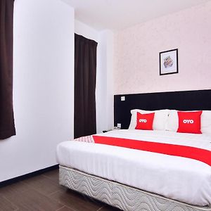 Super Oyo 43959 Astana Hotel